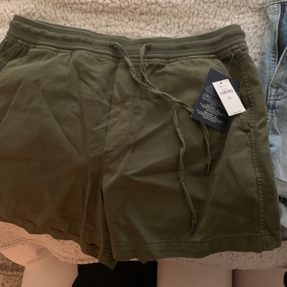 NWT: army green loose fitting gap shorts